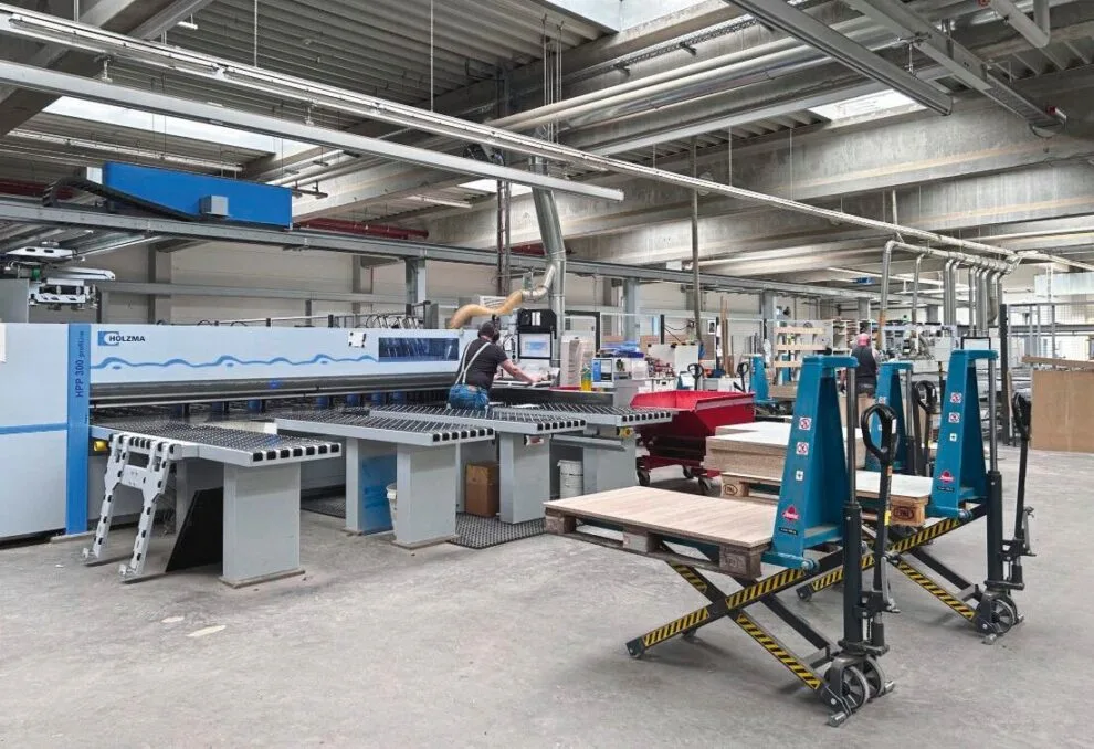 Maschinenhalle von Markstahler+Barth mit liegender Plattensäge von Homag